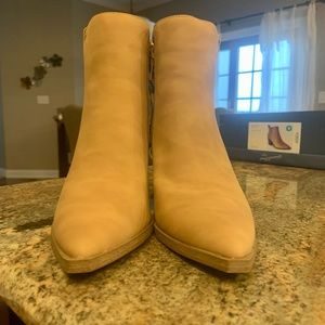 BNWT.Universal Threads ankle boots /memory foam. Color:Natural. Size8